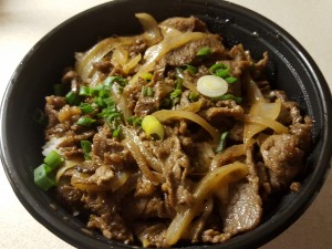 GYÜ DONBURI - Beef mariniert in japanischer Sake-Sojasauce und Jungzwiebeln (Lieferservice)