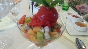 Fruchsalat mit Grand Marnier und Erdbeersorbet

