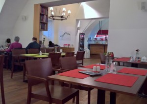Vom großen Gastraum Richtung Schank geschaut - Schlossrestaurant Schallaburg - Loosdorf
