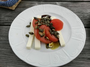 Schafkäse mit Tomaten und Kernöl - Weinhof Prettner - Ehrenhausen