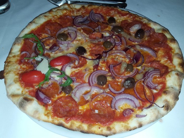 Pizza Calabrese - extra Zwiebel, Knoblauch und Oliven - PINO - Ristorante Pizzeria - Mödling