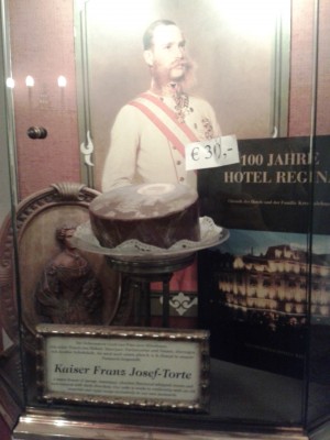 Roth Vitrine - Kaiser Franz Josef Torte (Spezialität des Hauses)
