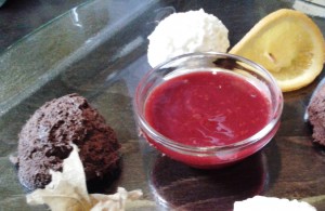 Panorama - Dessertvariation (Mousse von der weißen und dunklen Schokolade mit Waldbeermus)