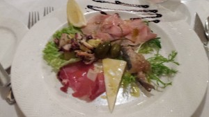 Vorspeisenvariation mit Oktopussalat, marinierte Sardinen, Thunfischcarpaccio, Prosciutto &amp; Käse