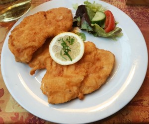 Gebackenes Hühnerschnitzel - Heuriger 5er Pflug - Wien