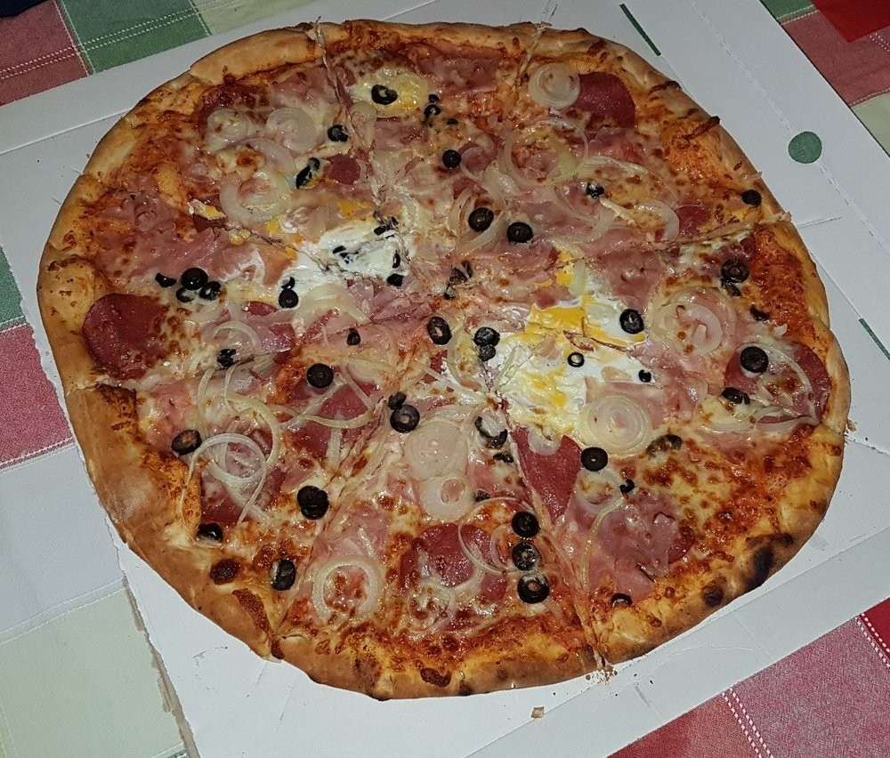 Party-Pizza mit Schinken, Salami, Zwiebeln, Eier und Oliven - SPITZENMÄSSIG!!! - Quattro Due - Wien