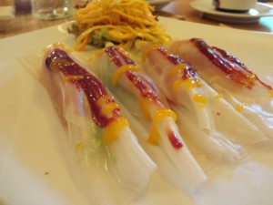 vietnam rolls. avocado, lachs-sushi. reisblatt. mangosauce und special sauce