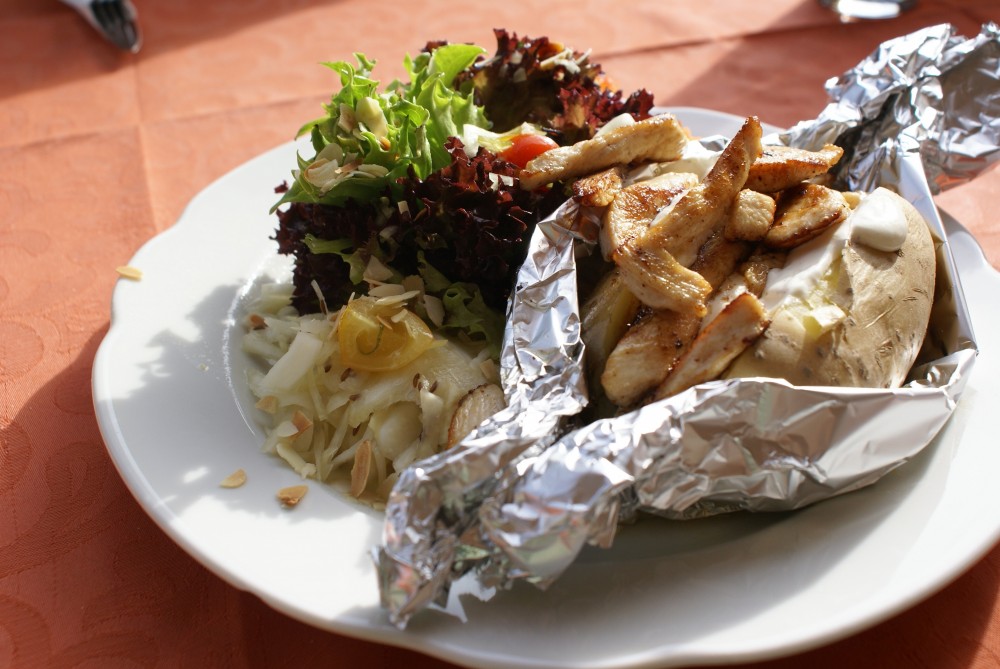Ofenkartoffel mit Hüherbruststreifen und Salat. - Hafenrestaurant - Bregenz