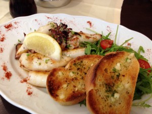 Calamari vom Grill mit Knoblauchbrot
