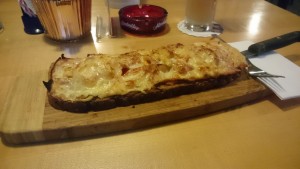 Zwettler Brot (Zwiebel,Tomaten,Schinken, Mais, mit Käse gratiniert) - 3er - Wien