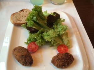 Blattsalat, gebackenes Gulasch, Weißbrot - Wagner´s Wirtshaus - Hollabrunn