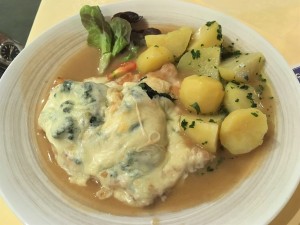 Steirerschnitzel (Putenschnitzel mit Blattspinat und Käse überbacken) - Gasthof Niggas - Lannach