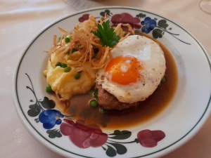Faschiertes Kalbs- Butterschnitzel
mit Erdäpfelpüree, Röstzwiebel,
Spiegelei ... - Apfelbauer - MIESENBACH