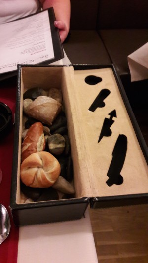 Brotbox inkl. heißen Steinen um das Brot warum zu halten