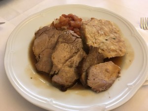 Schweinsbraten, Sauerkraut, Semmelknödel