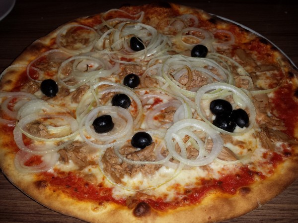 Pizza Al Tonno mit doppelt Zwiebel - il Pazzi - Wr. Neudorf
