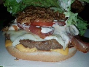 bis 31.10.2016 im Angebot der Röstzwiebel-Bacon Burger mit Chipotle-South West Sauce - sehr gut