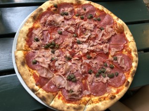 Pizza mit Kapern, Schinken  und Salami