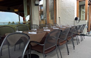 Ambiente auf der Terrasse, die braun eingedeckten Tische waren nicht ganz ... - Burgrestaurant Gebhardsberg - Bregenz