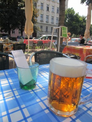 da schmeckt das Bier nochmal so gut, denn zu Mittag gibt es noch keine Gelsen - Gasthaus Am Nordpol 3 - Wien