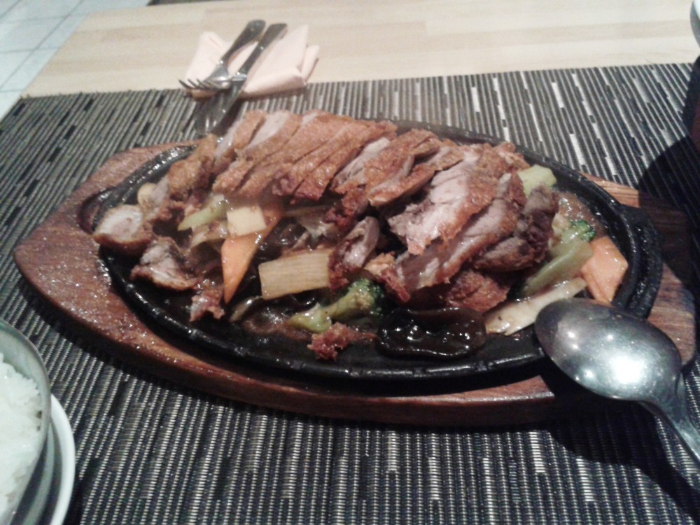 Knusprige Ente auf gebratenem Gemüse auf heißer Platte - China-Restaurant Lucky Friend - Wien