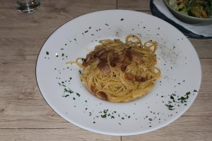 Da Bruno - Spaghetti Carbonara - ohne Obers (so auf der Karte) - gut gemeint, aber vom Original ...