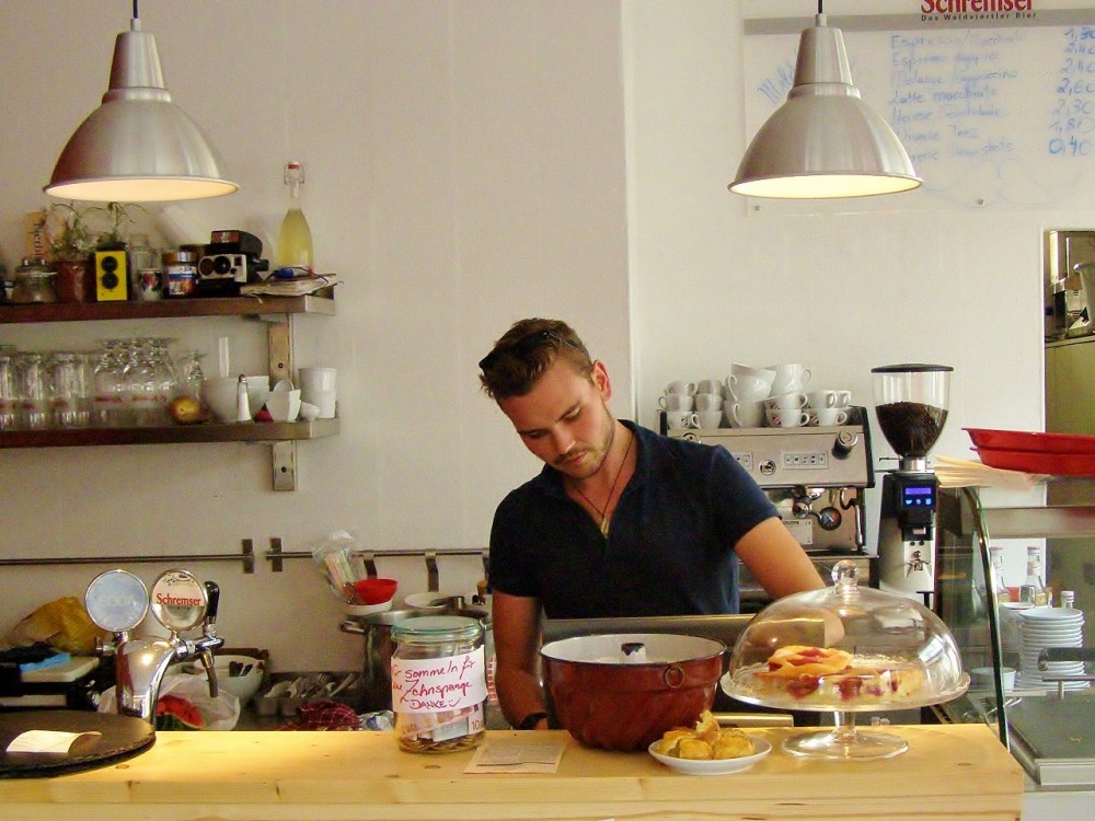 Hier wird mit Konzentration angerichtet - Café-Restaurant 'Milchbart' - Wien