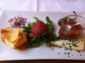 Beef Tartar mit Kapernbeeren, Vogerlsalat, Erdäpfelchips und Paradeiser-Dip (€10,20