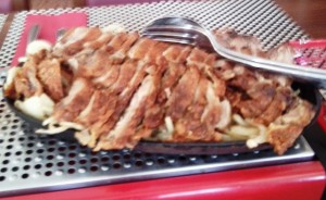 Asia Restaurant Sun Knusprige Ente mit Knoblauchsauce auf Gußeisenplatte mit geröstetem Zwiebel