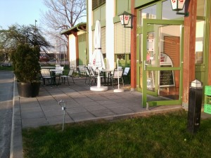 Gasthaus Zur Bast Hinterer Garten mit Hintereingang zum Lokal