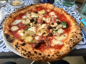 Die herrlich luftige Pizza Capricciosa