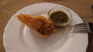 das geteilte Samosa mit dem köstlichen Chutney - Mach ma Curry - Wien
