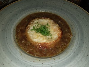 Zwiebelsuppe mit überbackener Käse-Crostini