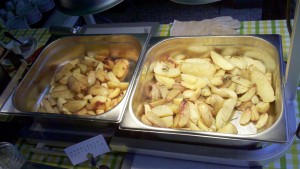knoblauch &amp; rosmarien kartoffel unter der wärmelampe