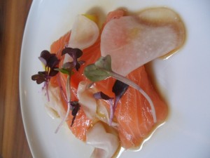 Lachs-Sashimi in Ponzusauce - Okra - Wien