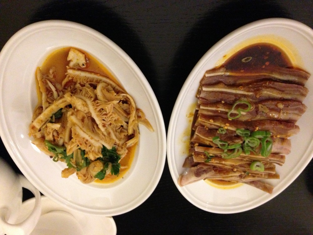 Links: Tausendschichtige Schweinsohren in scharfer chilisauce. 
Rechts: ... - Chinarestaurant No. 27 - Wien
