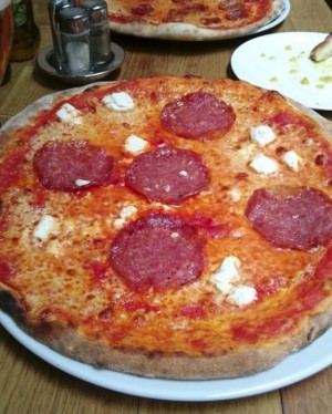 Pizza Milano, auf Wunsch ohne schwarze Oliven