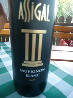Ein Flasche Sauvignon blanc mt dem typischen Etikett des Weingutes Assigal - Weingut Buschenschank Assigal - Leibnitz
