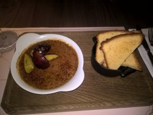 Gänseleber „Crème brûlée“ mit karamellisierten Zwetschgen statt Portwein-Feigen Eis,
Brioche