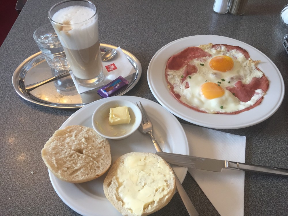 Ham and Eggs, Buttersemmel, Café Latte - Monarchie - Wien