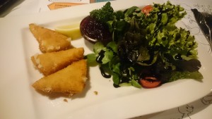 Bochana Kas&#039;  - 
gebackener Glantaler Käse vom Tschadamer Hof mit Preiselbeeren und kleinem Salat
