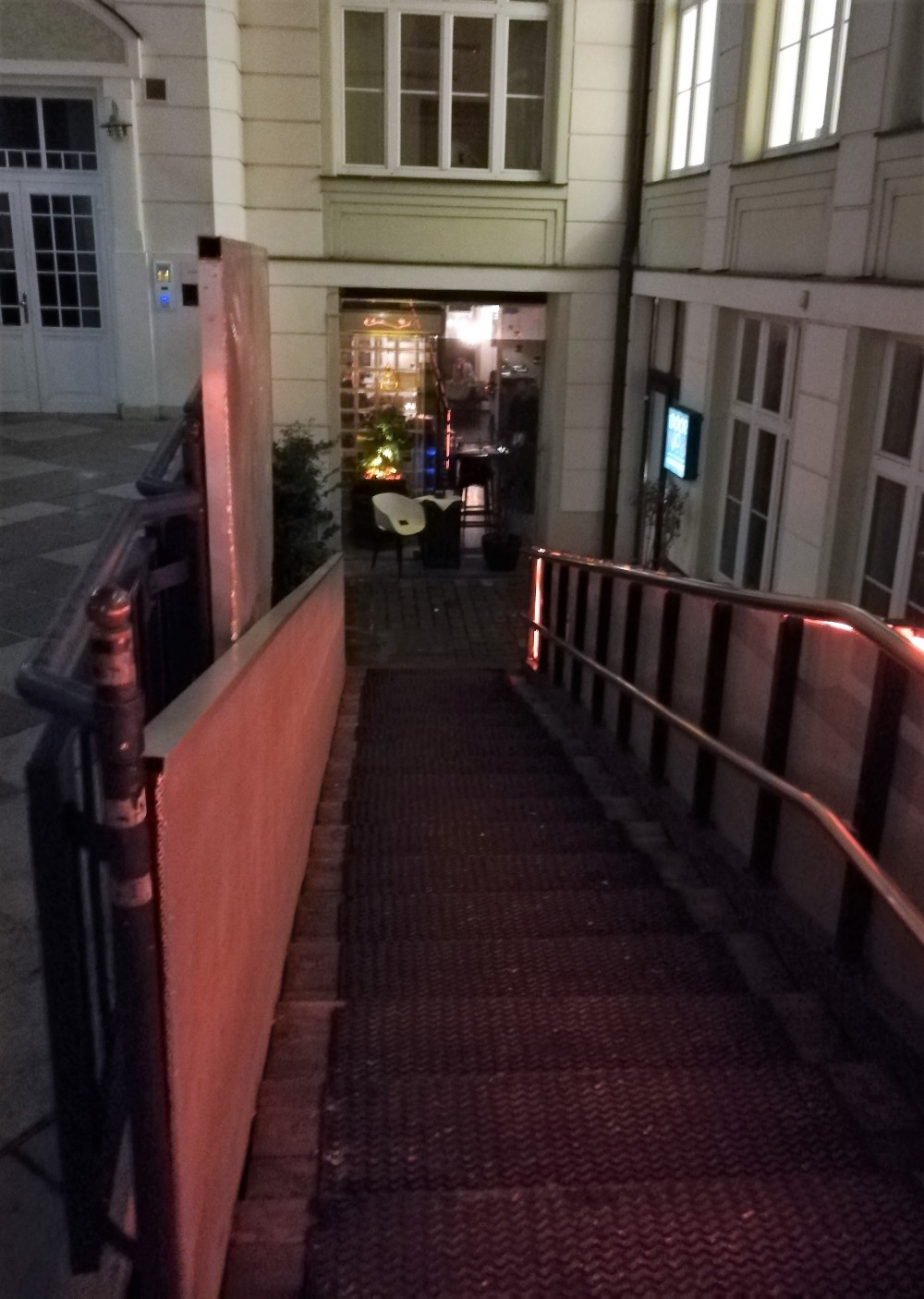 Da geht es runter..... - DOOR No. 8 Restaurant - Wien