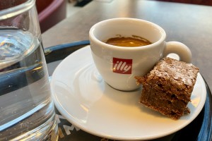 Kleiner Espresso - 2,90€ ~ kl. Brownie als goodie 😊