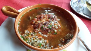 Goinger Suppentopf mit Nudeln, Rindfleisch, Gemüse und einen großen Kaspressknödel