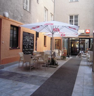 Innenhof bei Tag - Cafe Vinothek im Hof - Graz