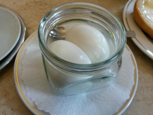 Eier im Glas (als Teil vom Hausfrühstück)