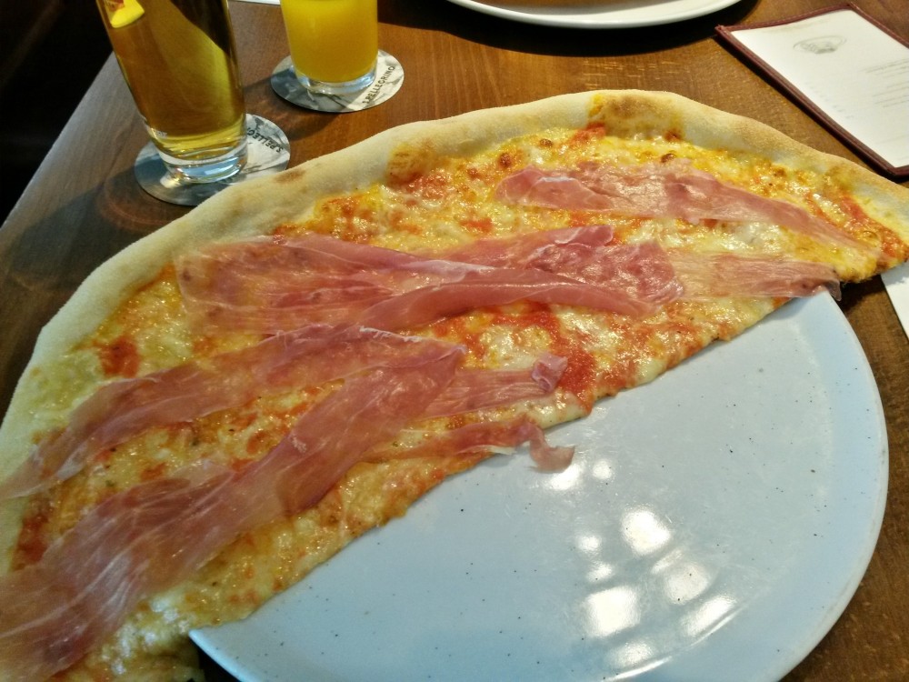 Pizza Prosciutto Crudo - L'Osteria - Graz