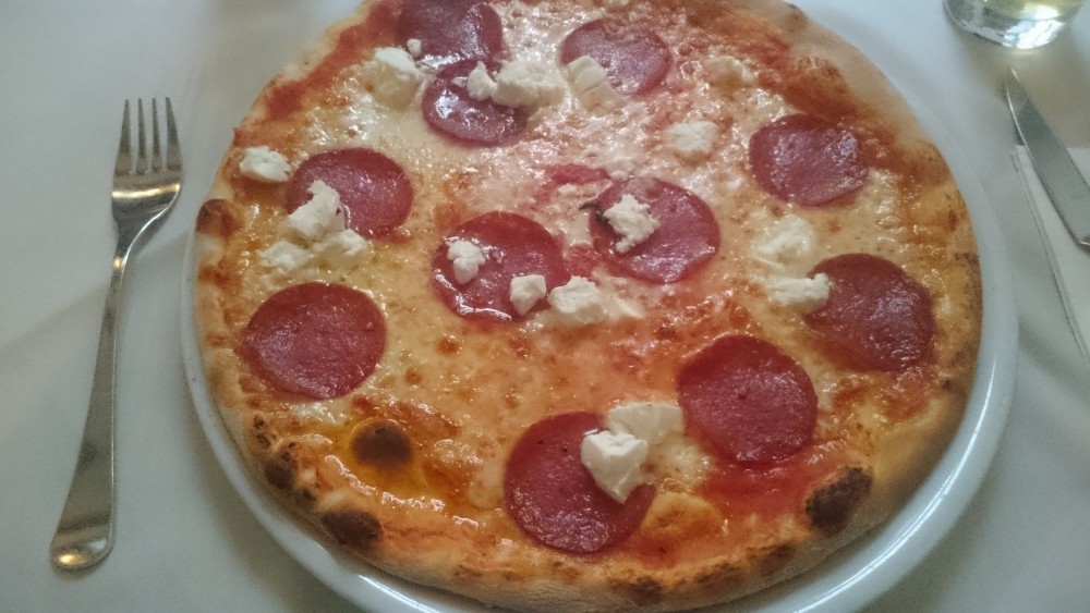 Pizza Salami con Pecorino - Pizzeria Modena - Wien