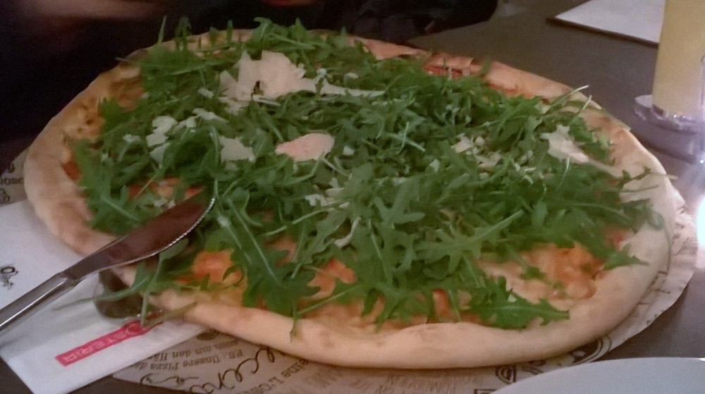 Pizza Rucola, die sind immer noch so riesig :-) - L'Osteria Wien - Wien