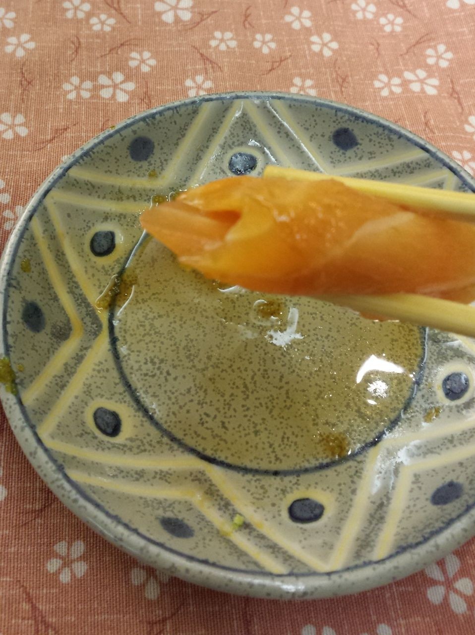 Schritt 3. So in die Soya-Soße tunken und essen. - Nihon Bashi - Wien